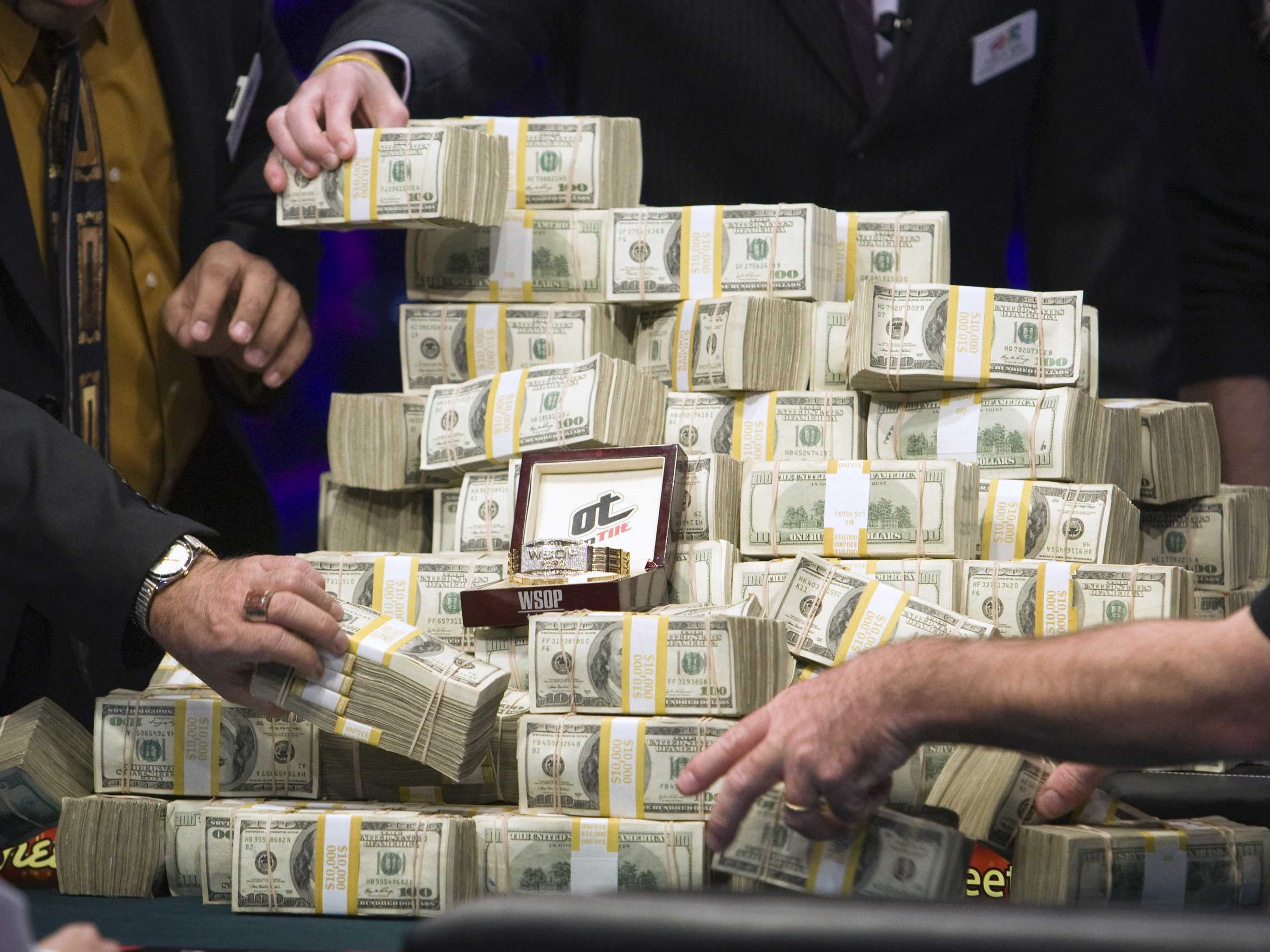 yahoo-is-about-to-get-a-massive-pile-of-cash
